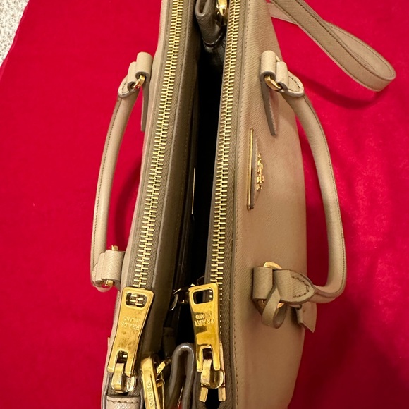 Prada saffiano bag (medium) - Picture 11 of 15